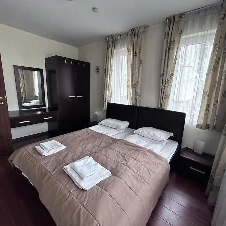 Apartamento Two Bed Flat With Shared Indoor Swimming Pool