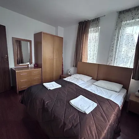 Two Bed Flat With Shared Indoor Swimming Pool Apartamento *