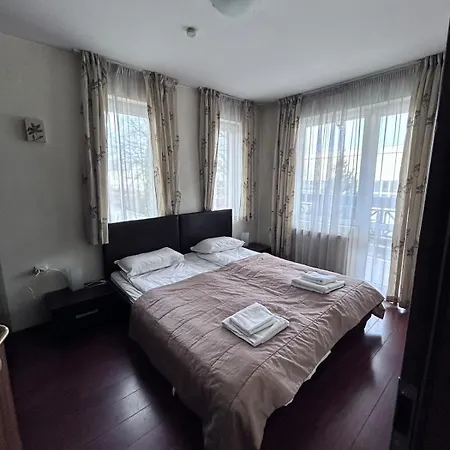 Two Bed Flat With Shared Indoor Swimming Pool *