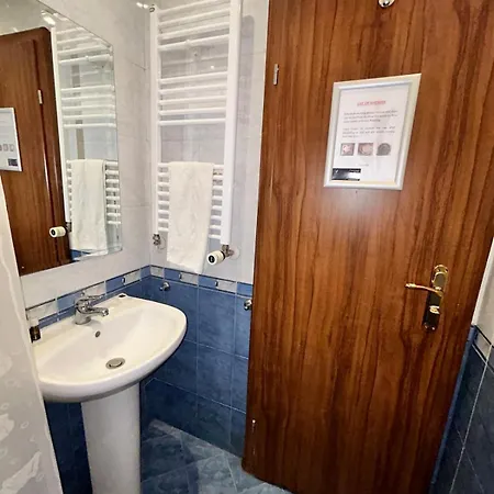 Apartamento Two Bed Flat With Shared Indoor Swimming Pool